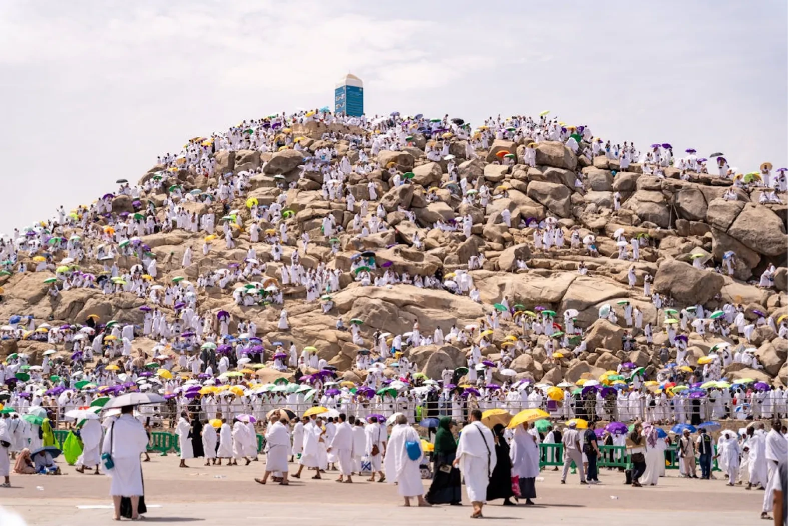 Peaceful prayer scene at Masjid al-Nabawi – part of UK Umrah package